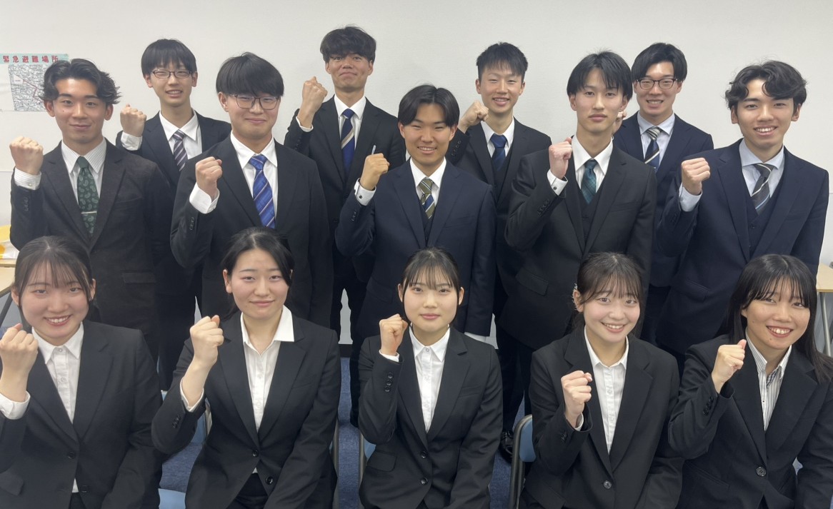 2025年度 河合塾マナビス橋本校の先輩スタッフ集合写真。早慶・GMARCH・国公立に多数合格。